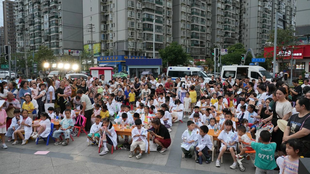 四川结石病医院公益步履不停：“结石小医生”走进成华青年广场，带给孩子们的神奇医生体验之旅(图3)