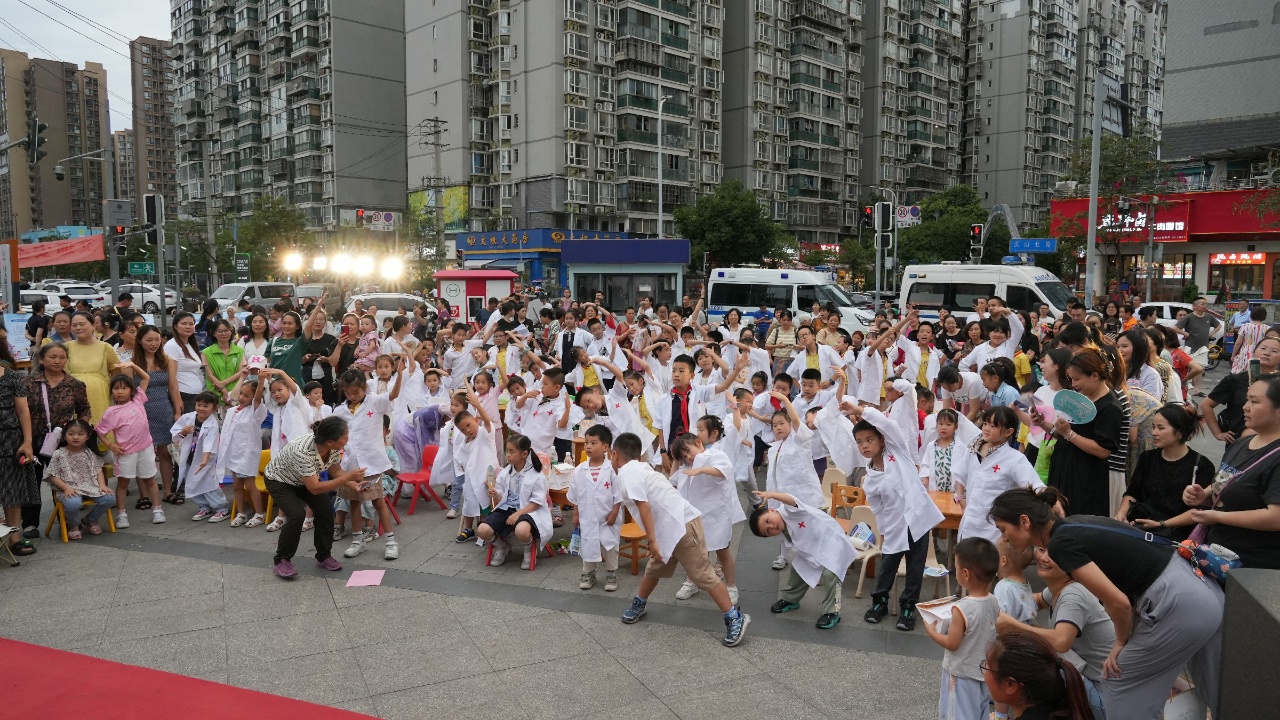 四川结石病医院公益步履不停：“结石小医生”走进成华青年广场，带给孩子们的神奇医生体验之旅(图9)