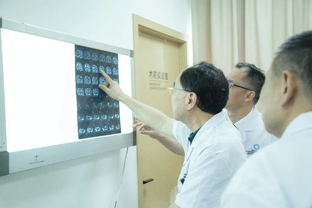 保胆！国之名医刘京山教授再临四川结石病医院，守护患者胆囊健康(图2)