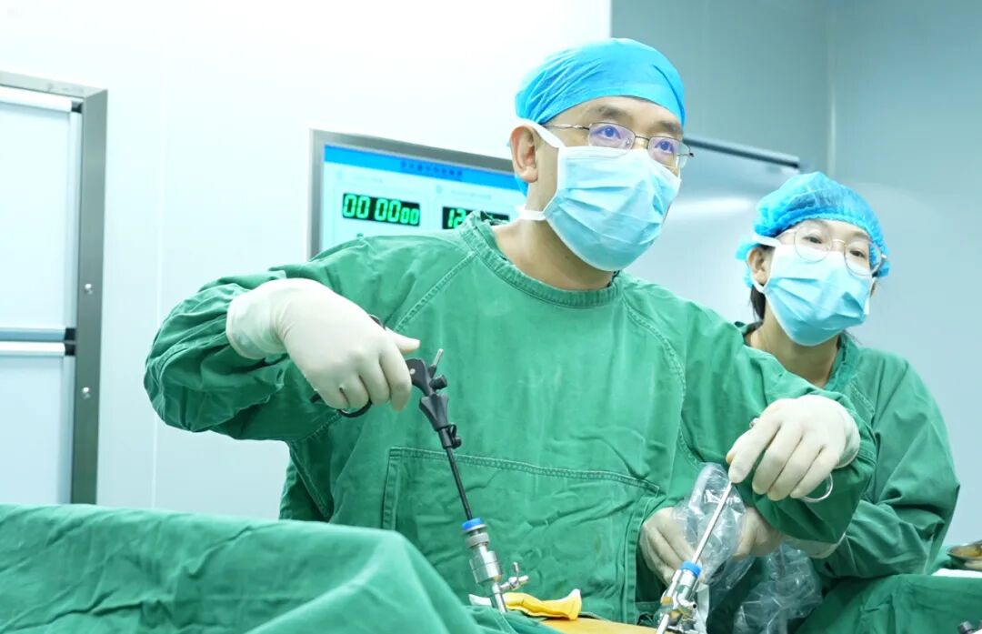 从肚脐解除胆结石困扰：经脐隐瘢痕技术助患者重塑健康与自信【四川结石病医院】(图2)